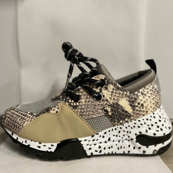 Nice Steve Madden shoes for woman/girls either one must buy - Picture 3 of 6